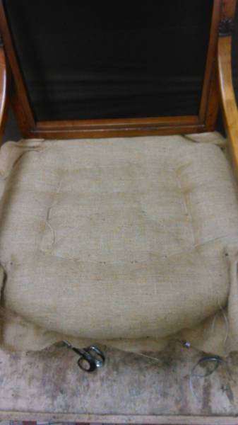 Garnissage traditionnel d'une assise de siège par votre artisan tapissier de Coutras